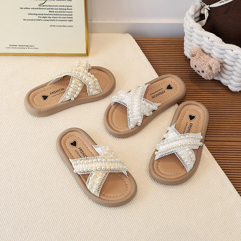 

Детские летние тапочки с жемчугом, новые, с перекрестными ремешками, для девочек, в стиле принцессы, мягкие, нескользящие, удобные, пляжные, для улицы и дома