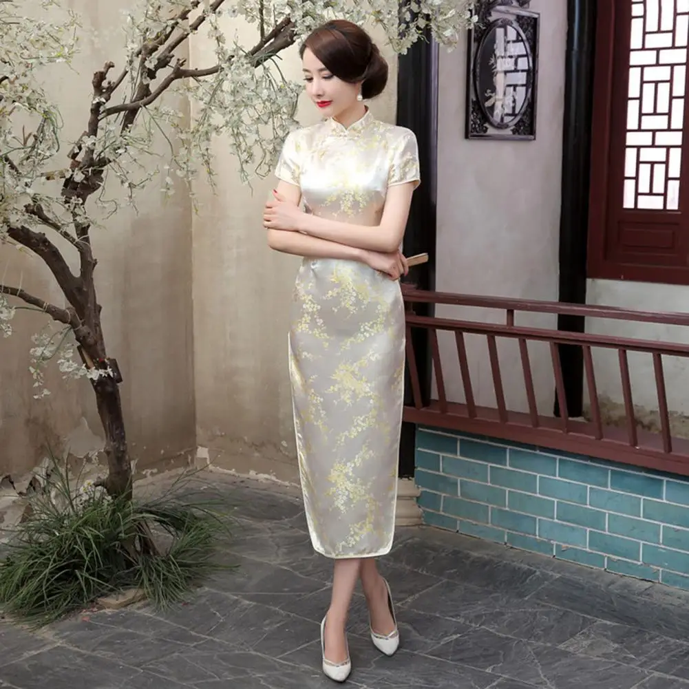 Kwiatowy haft Cheongsam w stylu chińskim Vintage satyna Qipao elegancka stójka wysoki rozcięcie z krótkim rękawem klasyczna długa sukienka