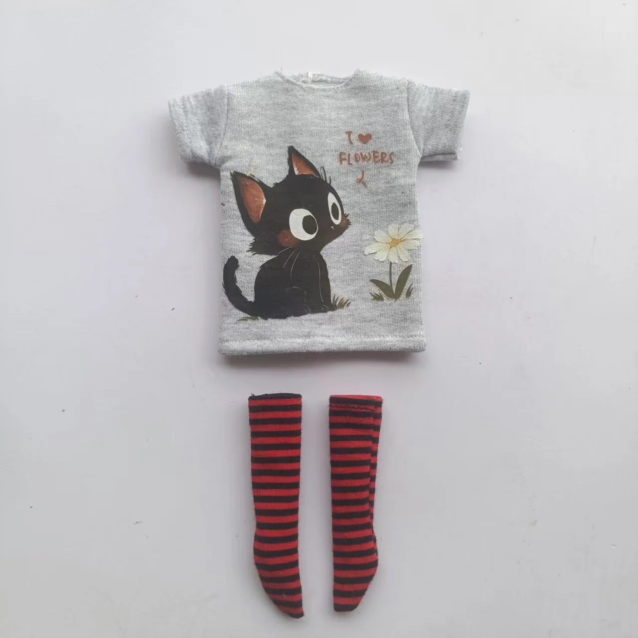 Handgefertigte OB24 1/6 Puppenkleidung, Cartoon-Print Kurzarm-T-Shirt + gestreifte Socken, kann als Zubehör für 1/6 Puppen verwendet werden. – Detail 28