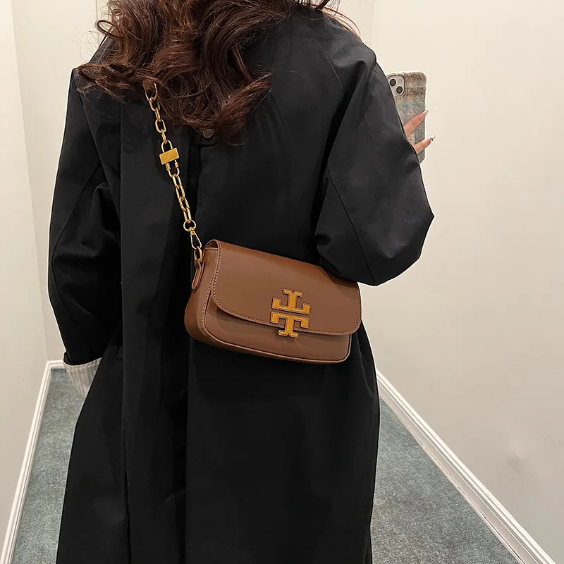 Новинка 2023 года, сумка подмышки из лакированной кожи с зерном личи — кошелек через плечо/плечо с цепочкой, шикарная и универсальная маленькая сумка для женщин