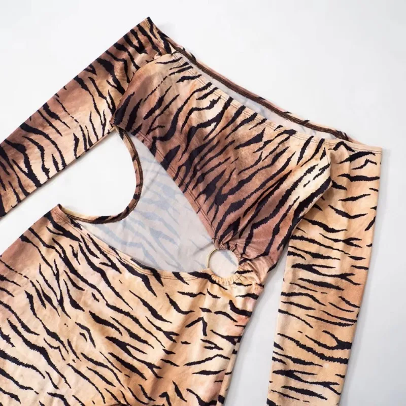 2025 moda Sexy salvaje mujer estampado de tigre anillo de Metal Patchwork corte Irregular cuello barco fuera del hombro volantes Mini vestido dividido