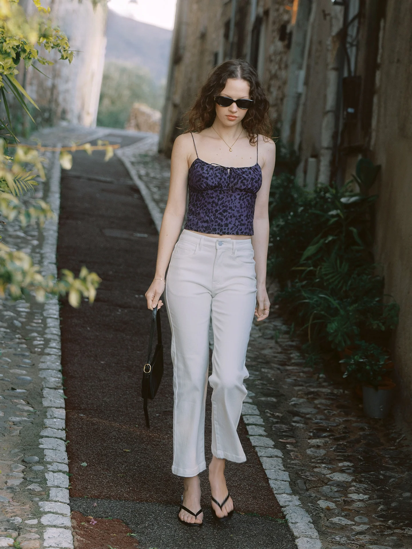 

AZURIERA Новинка ранней весны: шелковый топ-камизоль с леопардовым принтом и эффектом фиолетового тумана, универсальный (для ношения как нижнее, так и верхнее белье), приталенный, с круглым вырезом