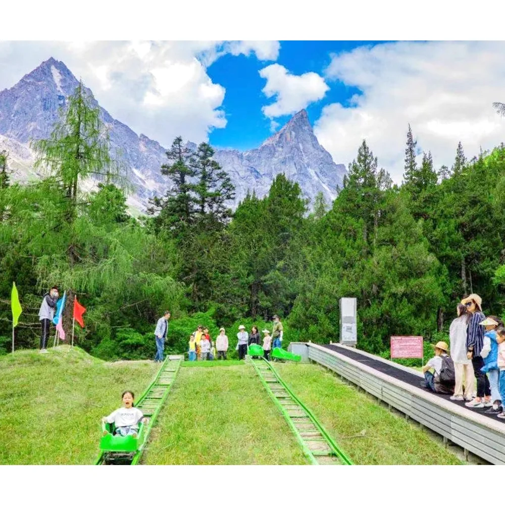 Plac zabaw na świeżym powietrzu komercyjny park rozrywki wyzwanie najdłuższa jazda pojedynczą koleją w dół górskiego kolejka górka zjeżdżalni