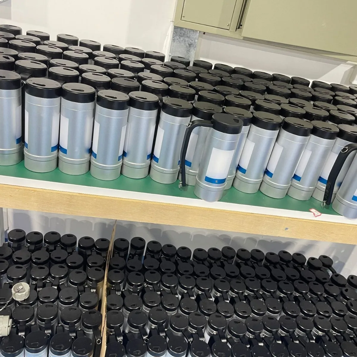 Multifunctional portable light white and yellow dual light source certificate report is complete