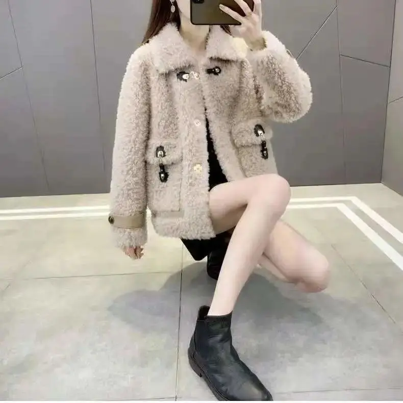 

Модная женская короткая зимняя куртка из овечьей шерсти 2025 года: свободный крой, теплая, повседневная, с меховой отделкой, трендовая модель