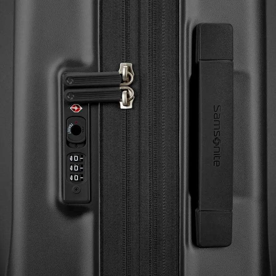 กระเป๋าเดินทางแบบแข็งพร้อมล้อหมุนได้ ได้รับการรับรองจากสายการบิน พร้อมระบบล็อค TSA และระบบปรับความยาวด้ามจับ ทำจากโพลีคาร์บอเนต