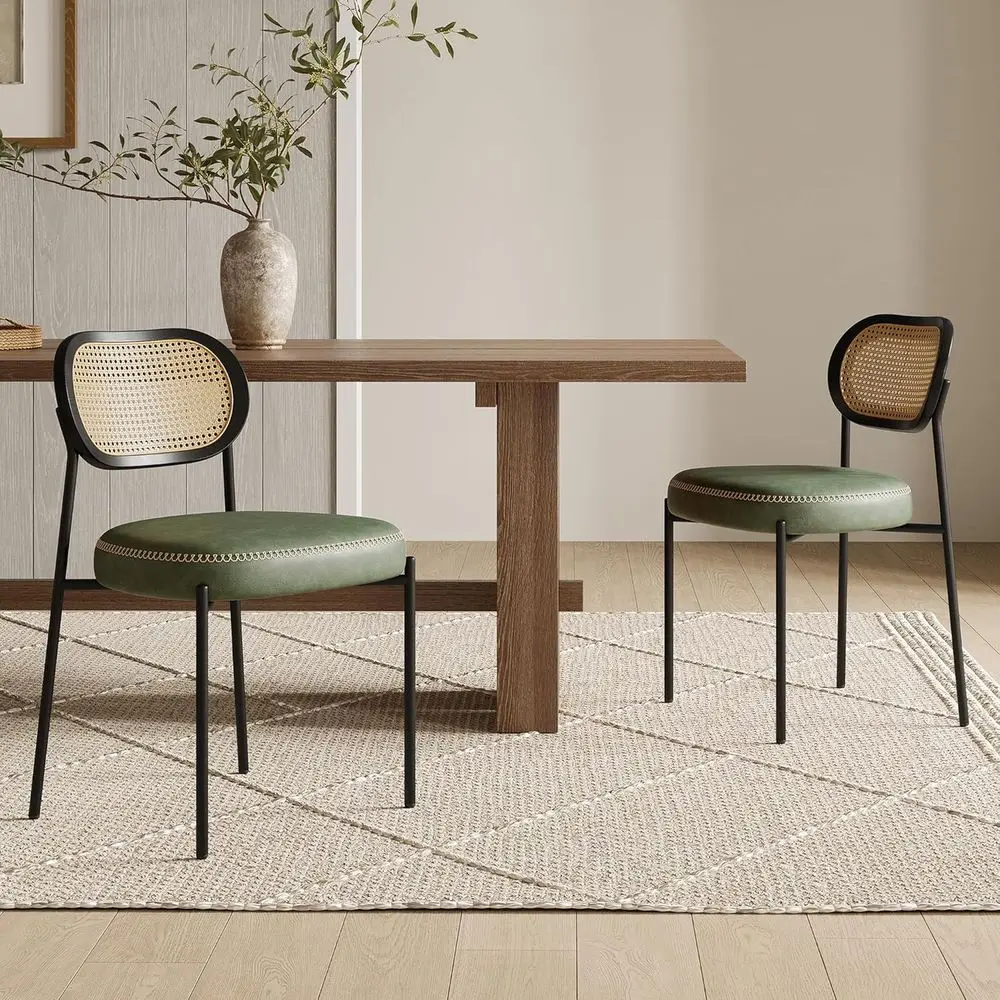 

Комплект из 2 обеденных стульев с зелеными кожаными сиденьями и спинками из ротанга, в современном стиле, с черными металлическими ножками и D-образными подушками.