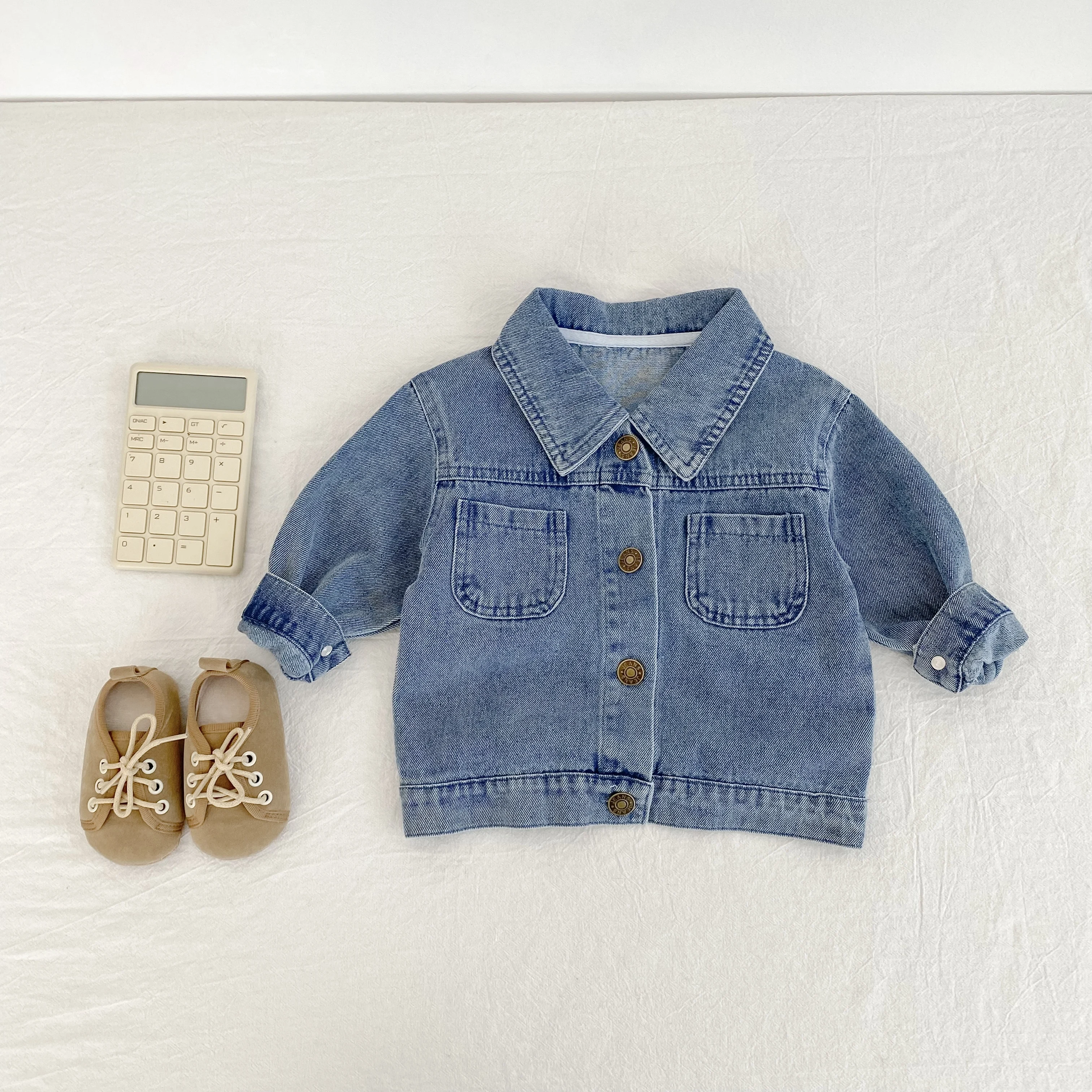 

New autumn clothing for infants aged 2-4 , featuring a collared denim long sleeved jacket with double pockets