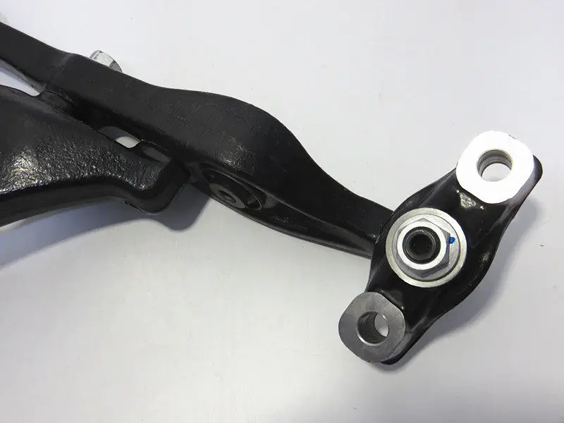 Adapt to the new Pentium B90 Pentium B70M6 Rui Wing Rui Wing Lower Swing Arm Triangular Arm Control Arm Lower Suspension