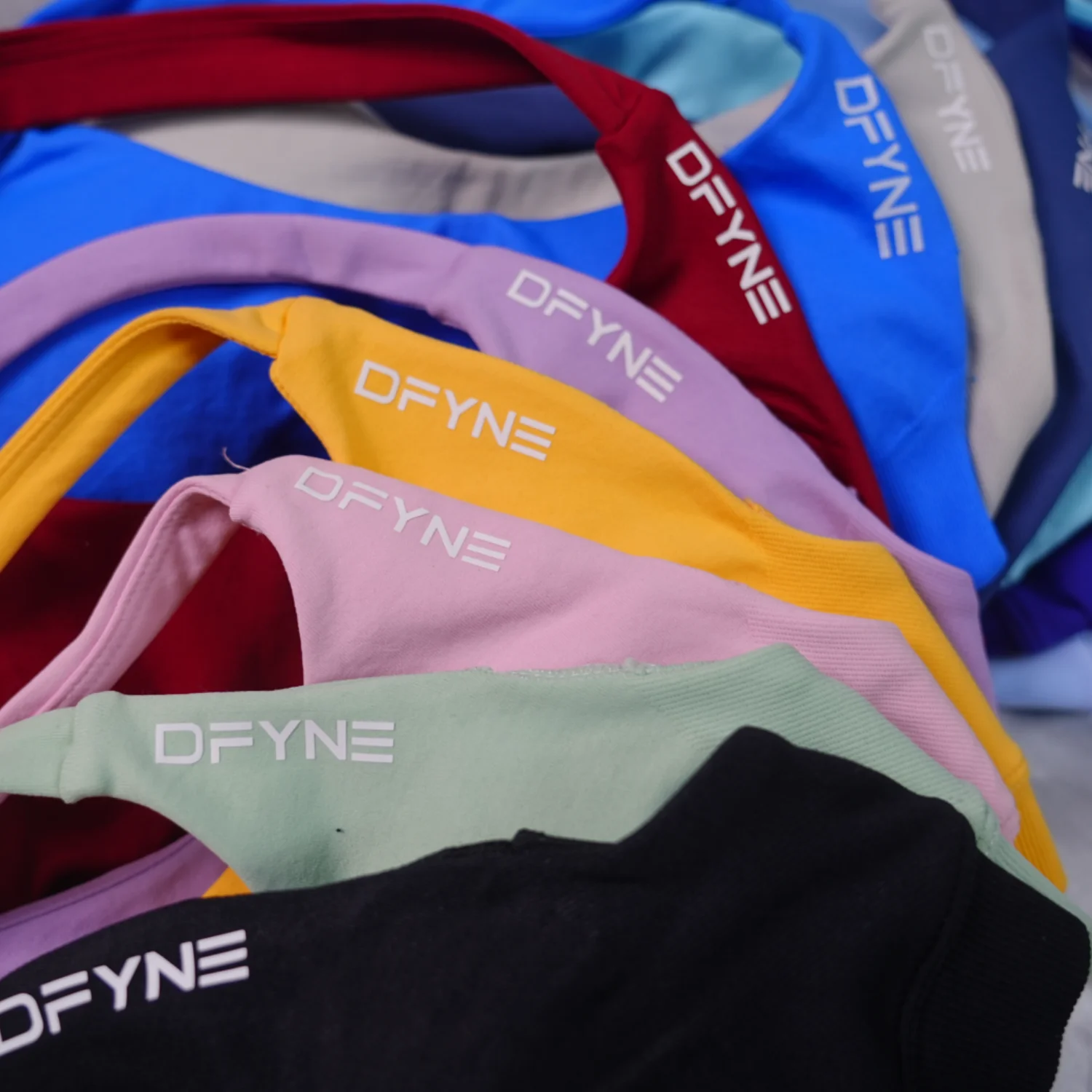 Reggiseno sportivo da yoga con logo Reggiseno da donna senza cuciture con scollo all'americana aperto sul retro Reggiseni da yoga con supporto medio Top corto da palestra Abbigliamento sportivo imbottito