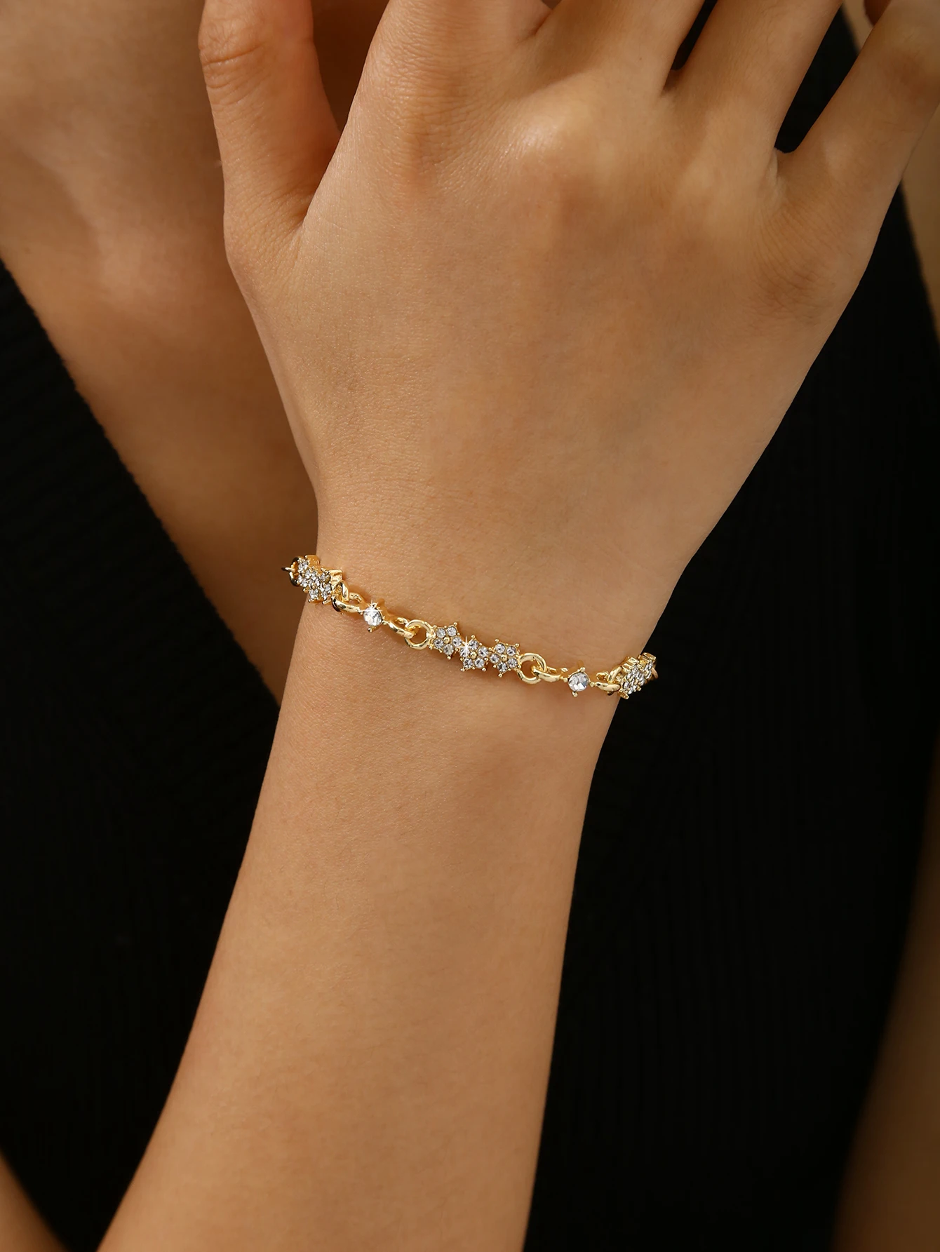 Stylish, Elegant, And Sophisticated: Women'S Extendable Stainless Steel Bracelet With 18K Gold-Plated Diamonds And Floral Motifs
