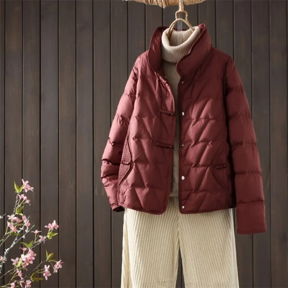 Damska kurtka puchowa w stylu retro etno na zimę 2025, z literackim i artystycznym zapięciem zapewniającym ciepło.