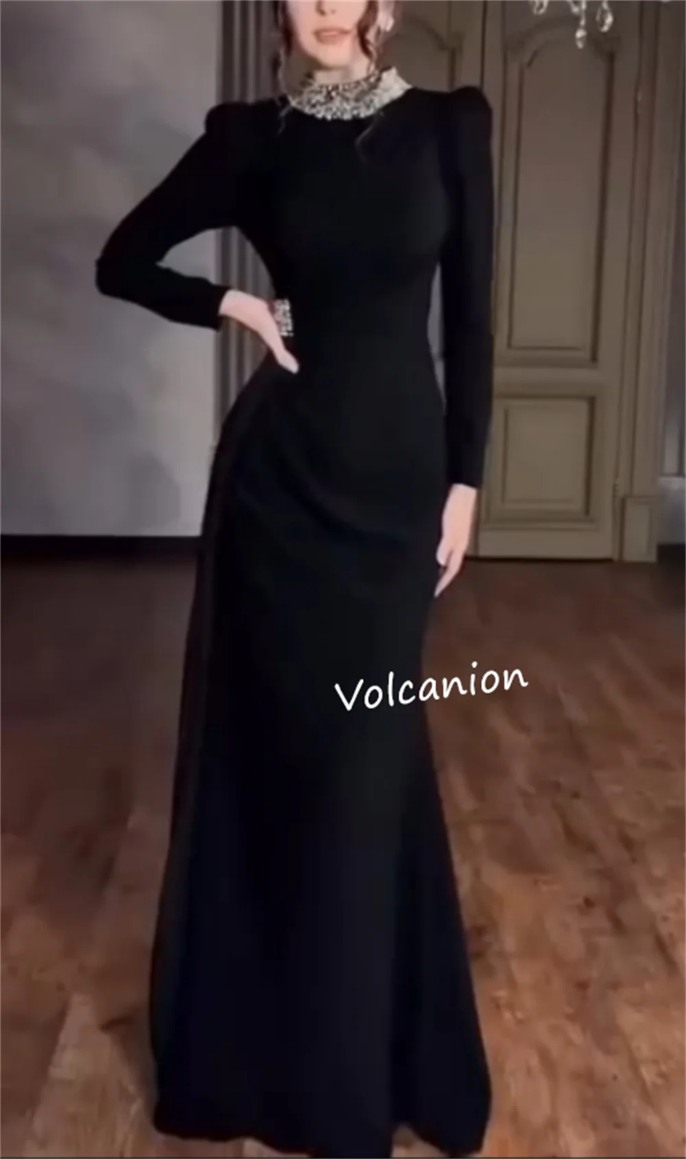 فساتين طويلة مخصصة من الجيرسيه مطرزة بياقة عالية على شكل حرف A مناسبة مخصصة للحفلات المسائية كلاسيكية أنيقة