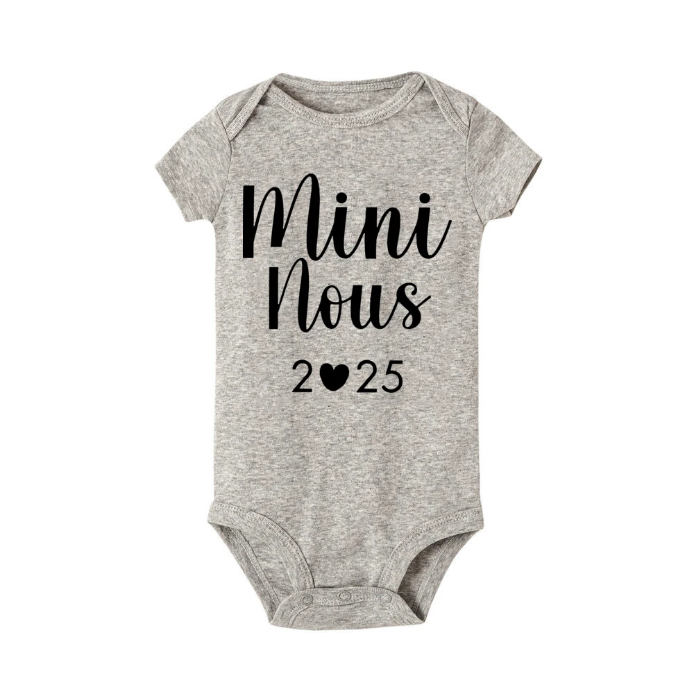 Mini Us 2025 Print Infant Boy Girl Romper Pregnancy Announcement Short Sleeve Infant Bodysuit Summer Newborn Clothes Birth Gift