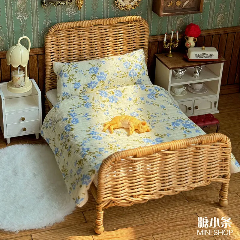 

1/12 Doll House Model Furniture Accessories Retro Iron Bed Bedding Set Bjd Ob11 Gsc Blyth Soldier Lol Dollhouse Miniatures Decor