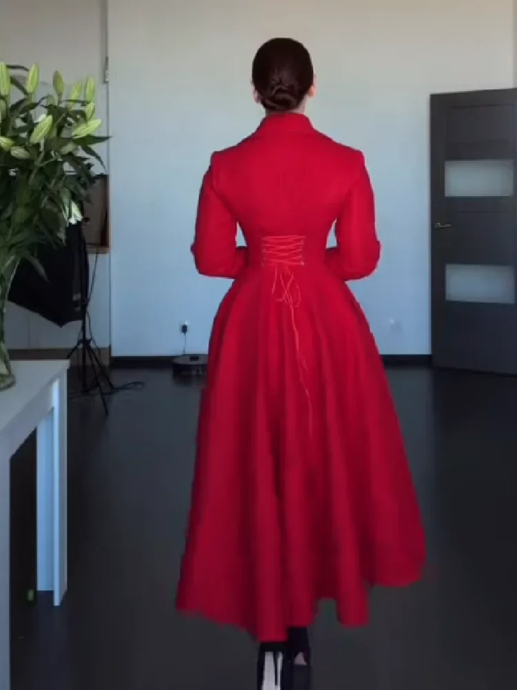 Eleganter, schicker, roter Mantel mit Reverskragen, tailliertem Schnitt und ausgestelltem Rocksaum, für Herbst und Winter, formelle Abendgarderobe für Damen. – Detail 2