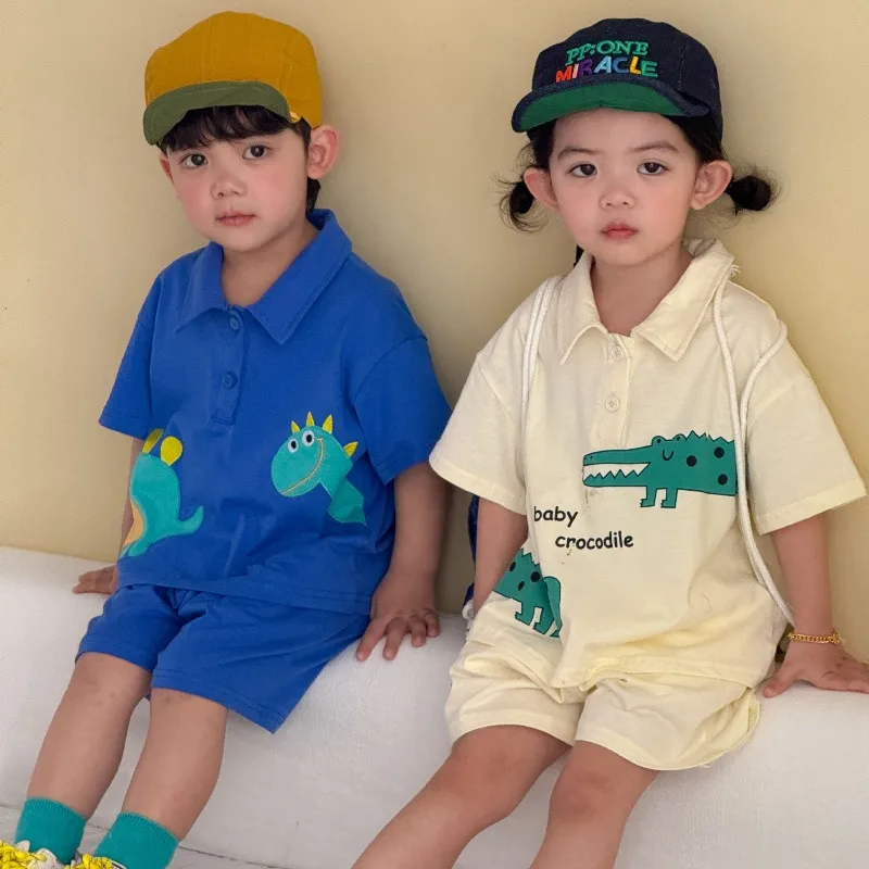 

Детский летний спортивный комплект 2026: Новинка, свободный крой, мультяшный стиль, для мальчиков, спортивный костюм (поло + шорты), 2 предмета, повседневная одежда для девочек