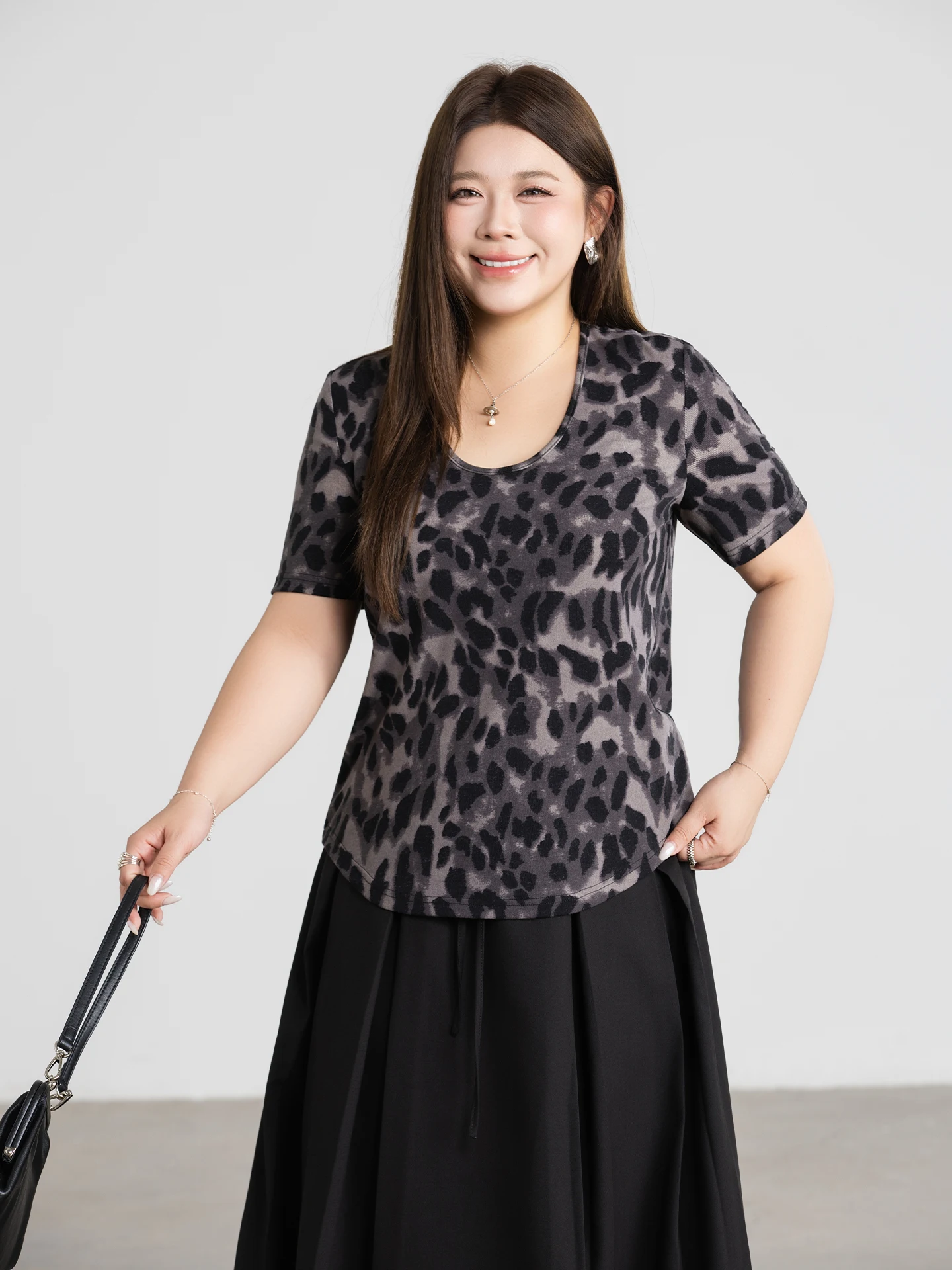 

Женская футболка больших размеров с U-образным вырезом, камуфляжным принтом, коротким рукавом, облегающая, с леопардовым принтом, повседневная, летняя, новинка