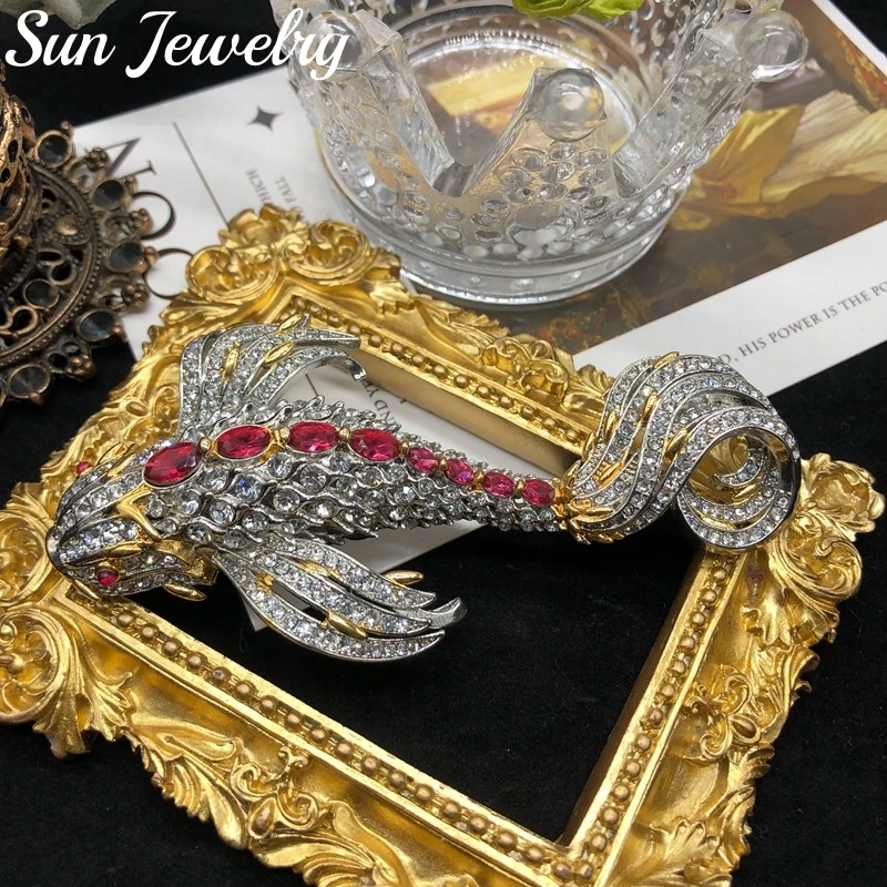 

Carp Brooch Copper Plated Gold Hand-Inlaid Rhinestone Artificial Gemstone Animal Pin Retro Accessories Versatile Brooch Women