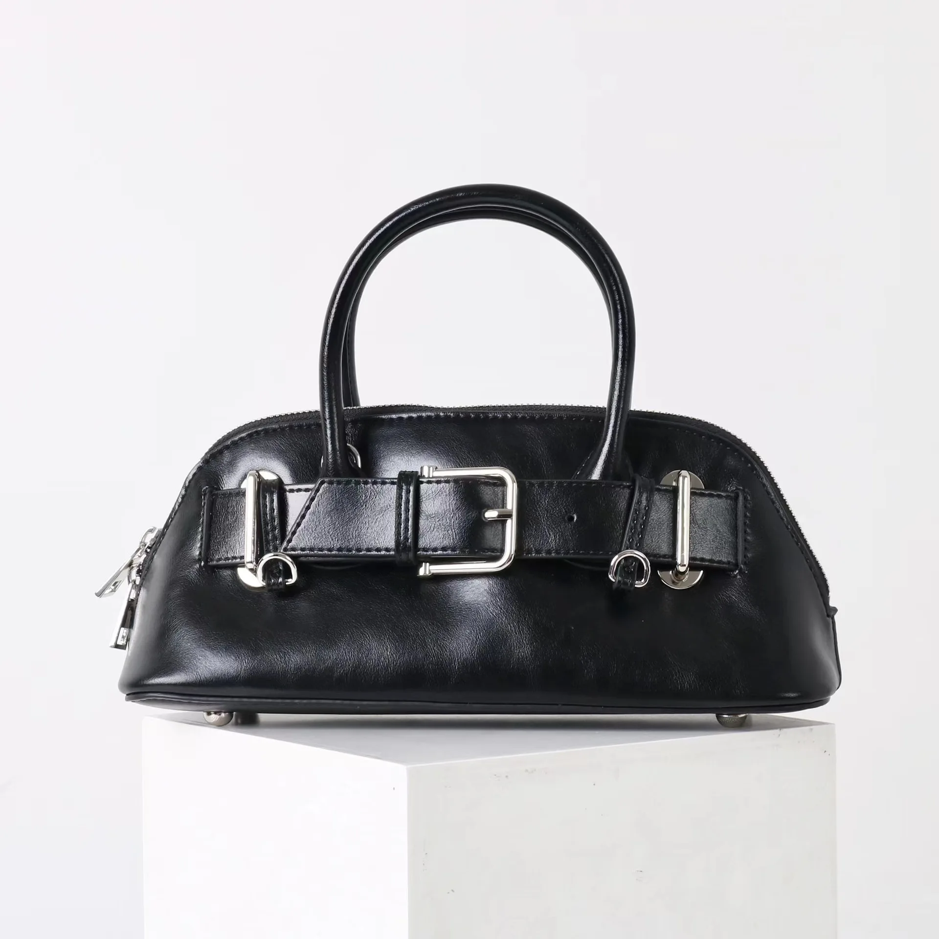 

2025 New Versatile Handbag Fashionable and Elegant Shoulder Messenger Bag Niche Portable Bowling Bag