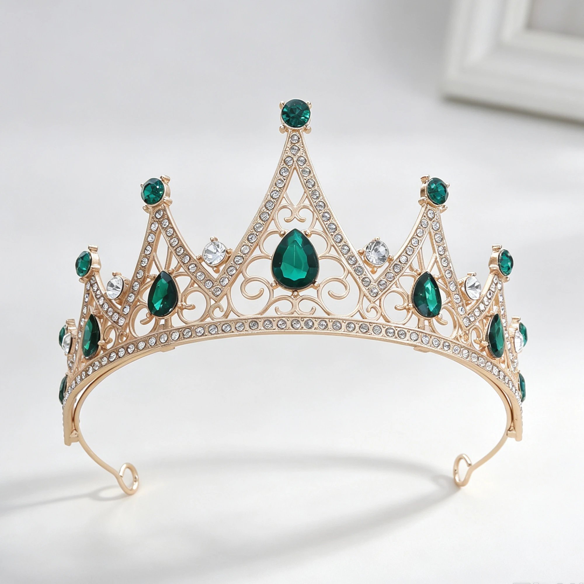 Tiara Barroca Dourada com Stra - Vintage Fashion Queen avaliação e preço