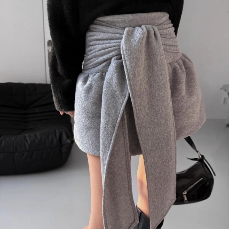 Gonna da donna grigia irregolare retrò americana 2025 Inverno Nuovo stile Lace-up Design a pieghe Personalità Puffy Gonne corte da donna