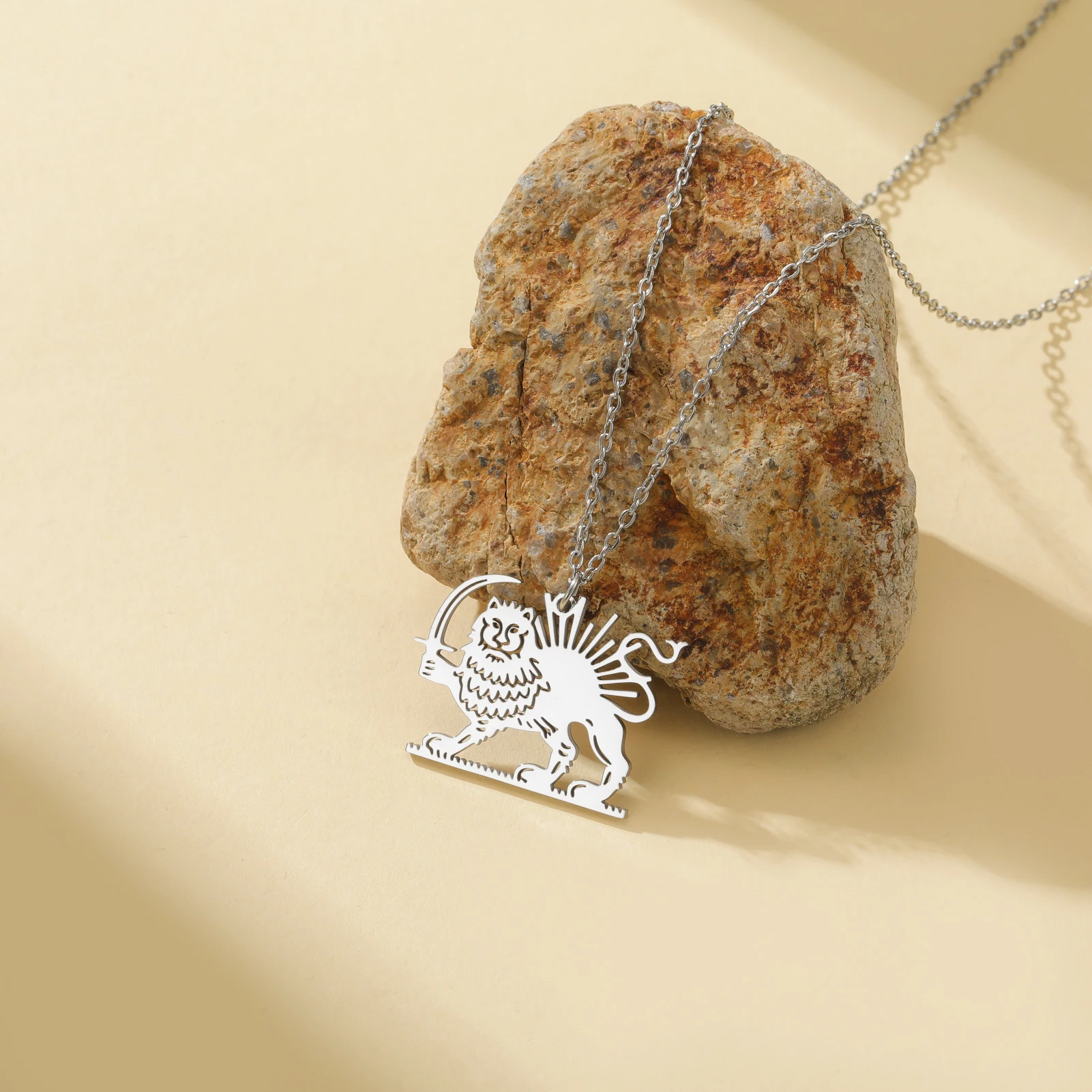 Kkjoy Edelstahl-Halskette mit persischem Löwen und Sonne, gold- und silberfarben, iranische Kultur, Löwe mit Schwert, Schmuckgeschenk für Männer und Frauen – Detail 6