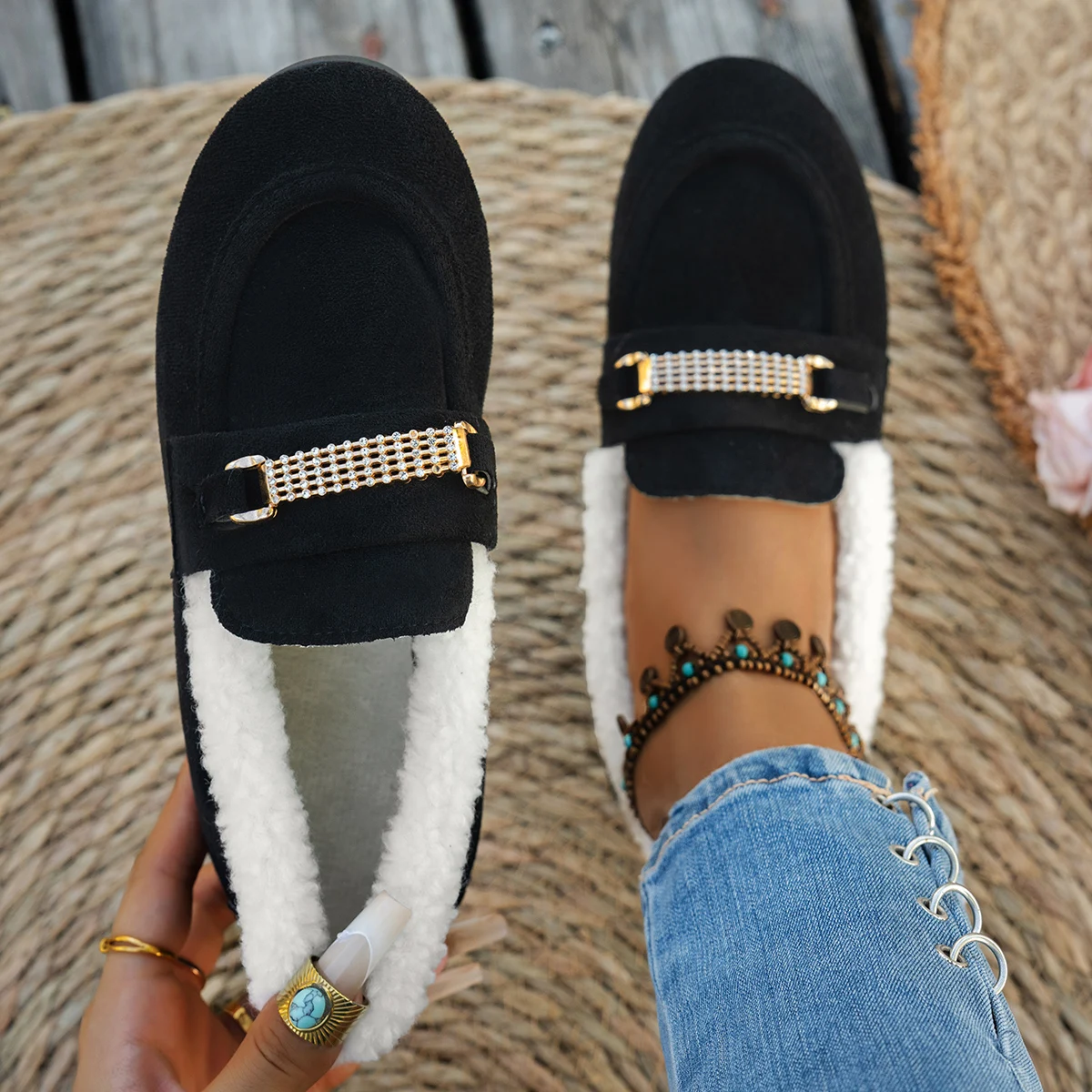 Women's autumn and winter flat - soled loafers, suitable for daily commuting and casual street - style wear, with a slip - on de