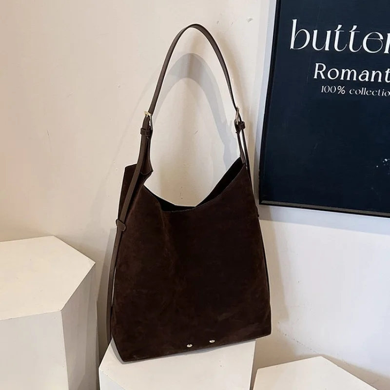 

High-End Ladies Hand Bag Made Of Fine Leather Featuring Casual Simple Vintage Design And Elegant Classic Style​