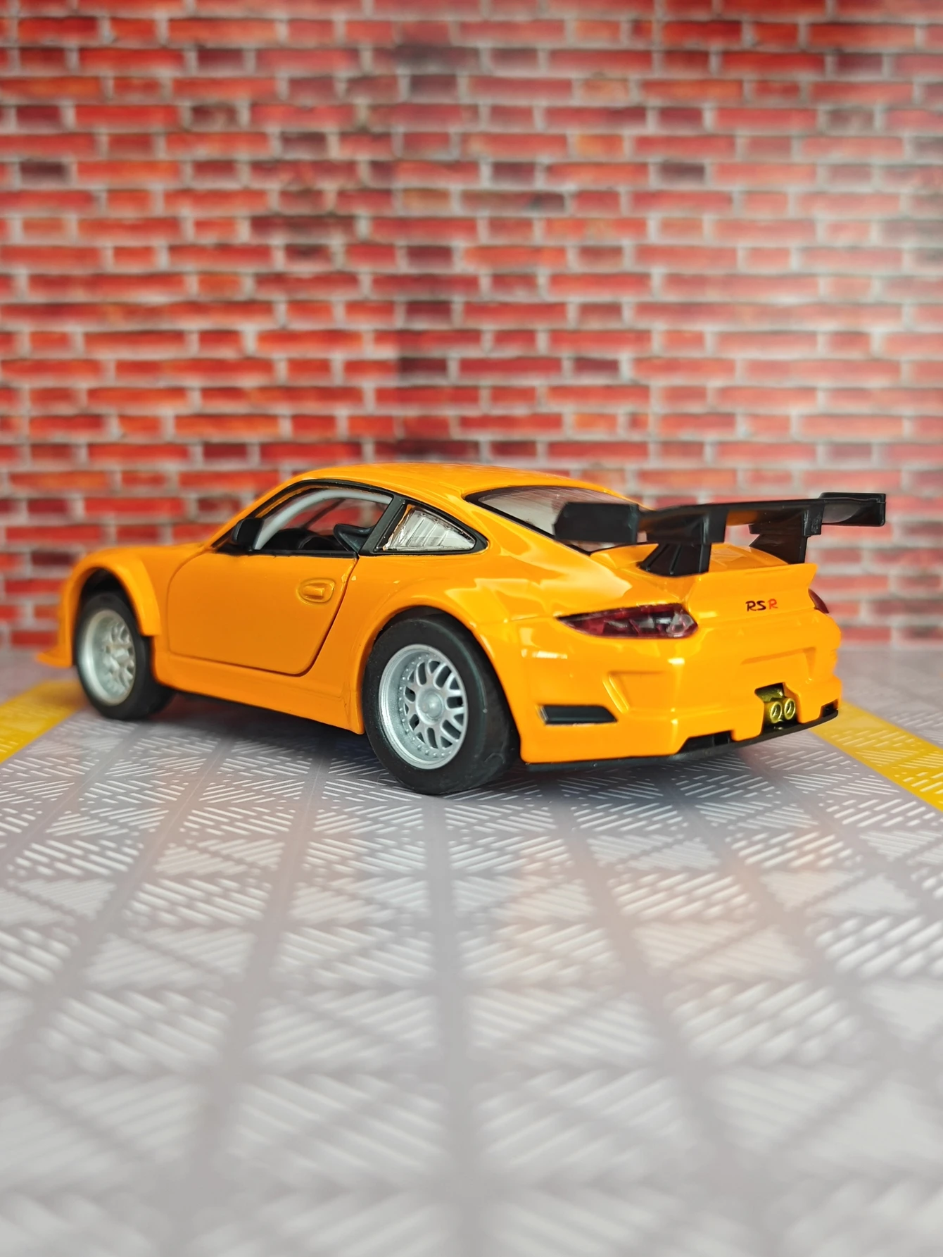 modelo-de-supercarro-porsche-911-gt3-em-liga-metalica-escala-1-32-com-portas-que-abrem-funcoes-de-som-e-iluminacao-detalhes-ricos