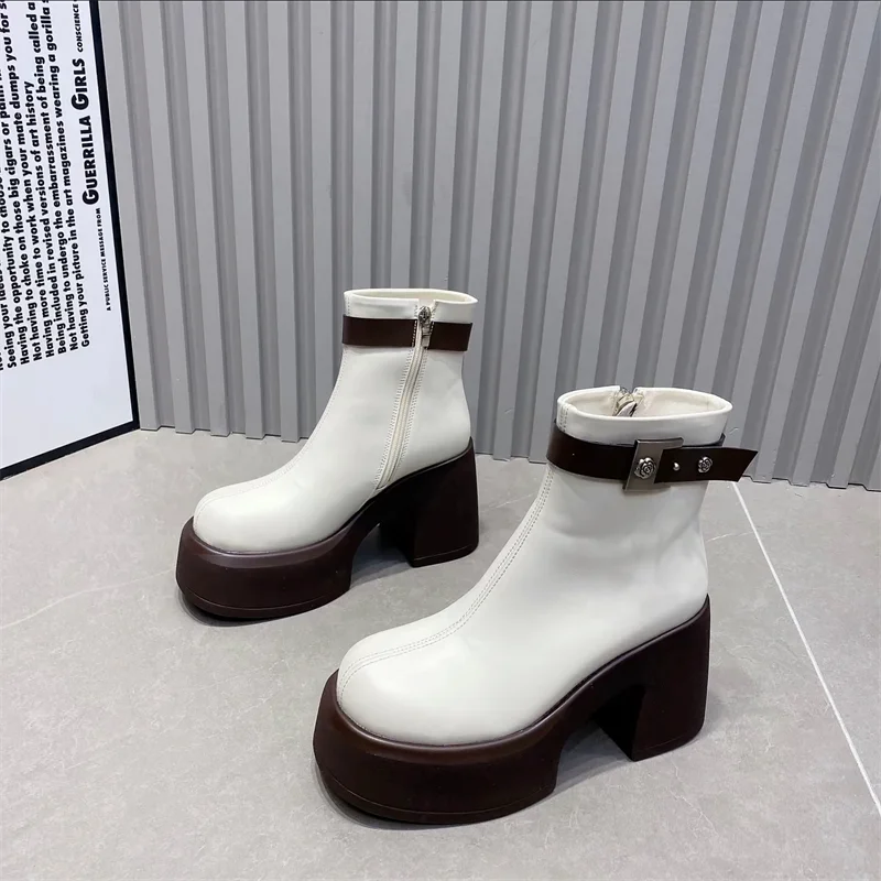 

2025 New stylish, versatile and lightweight women's boots, round-toed thick-soled height-increasing British-style ankle boots