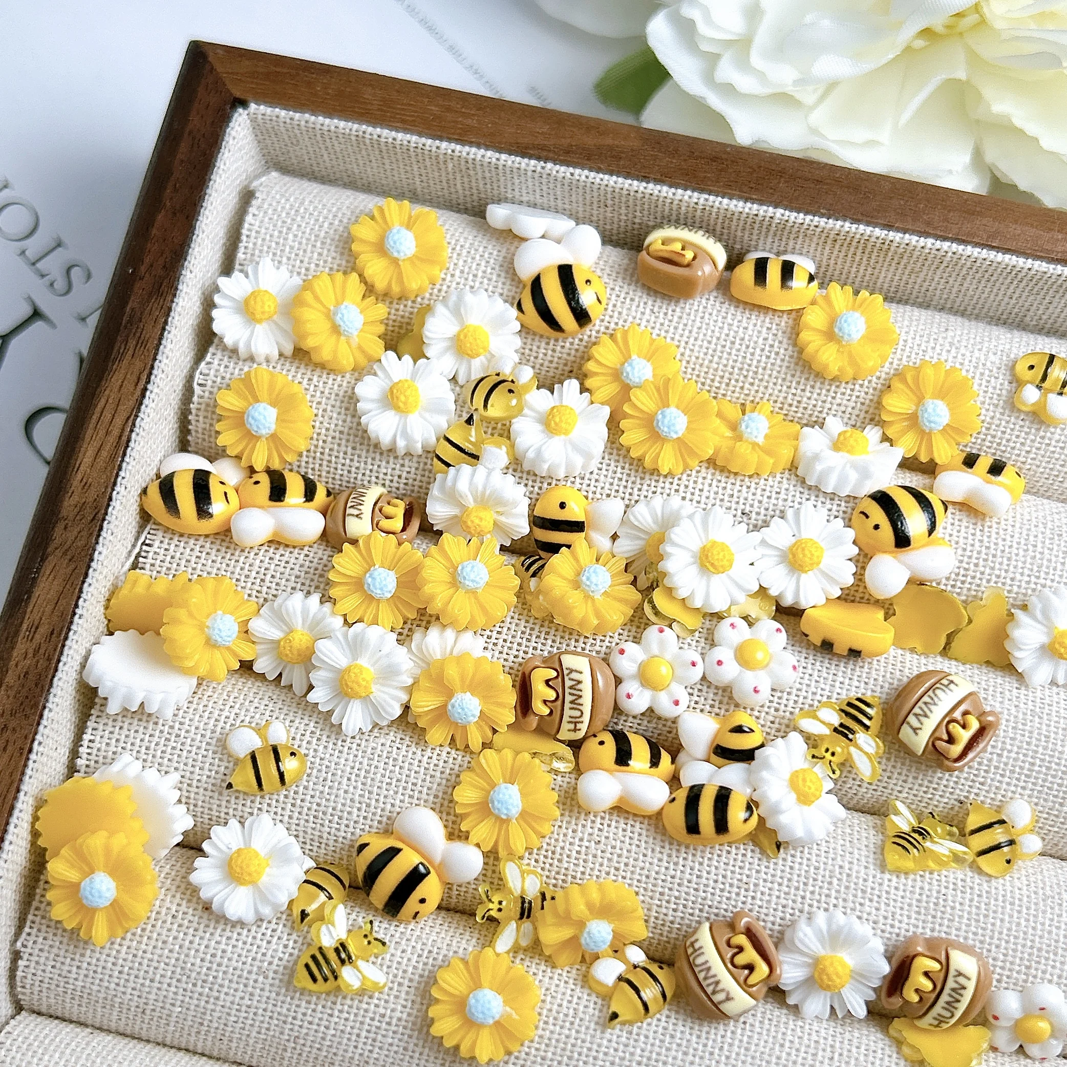 30 SZTUK 3D Kreskówkowe Urocze Żółte Pszczoły Ozdoby do Paznokci Kreatywne Pulchna Miodowa Słodka Słonecznikowa Stokrotka Żywiczne Dekoracje do Paznokci DIY