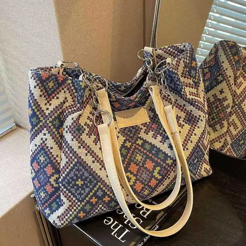 حقيبة كتف عصرية ذات سعة كبيرة على الطراز العرقي لعام 2026 مصنوعة من القماش مناسبة للتنقل في المكتب وملابس غير رسمية للنساء