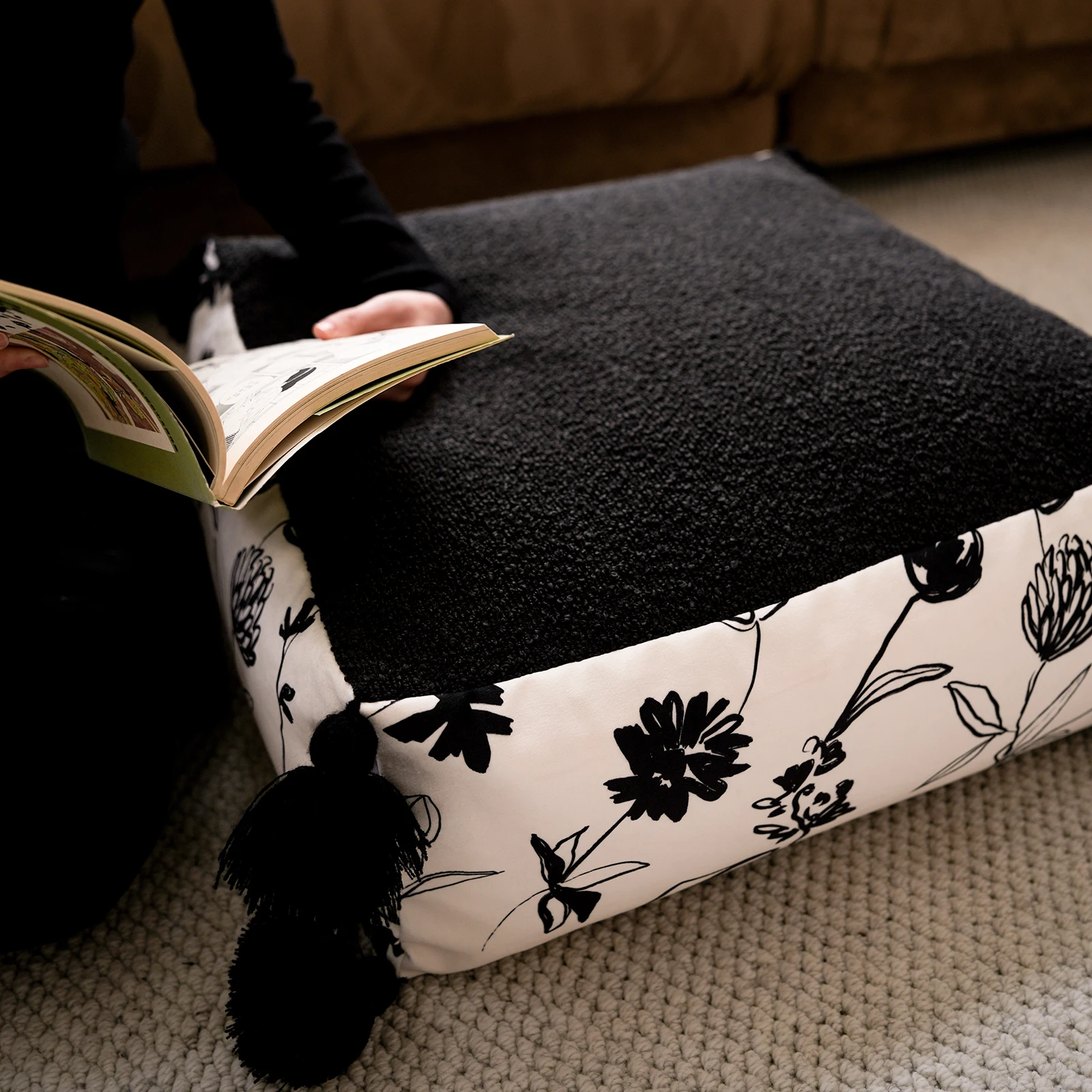 غرفة المعيشة في الغابة الداكنة، مقعد مربع، شرفة، تاتامي، نافذة كبيرة، سجادة أرضية، وسادة فوتون كسول #4