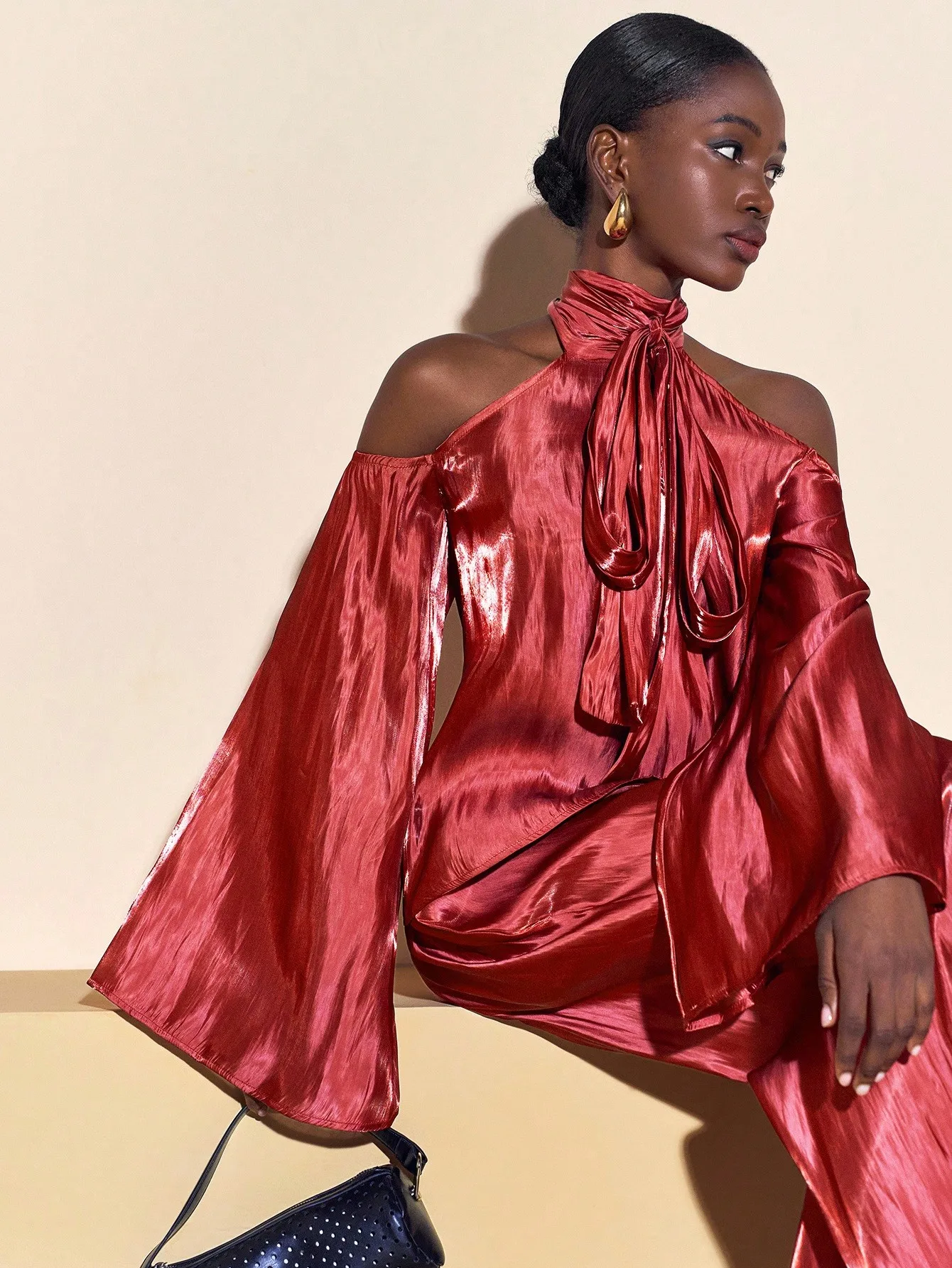 Rode satijnen top met strikband en off-shoulder top en broek met wijde pijpen voor feesten, cruises, elegante gelegenheden