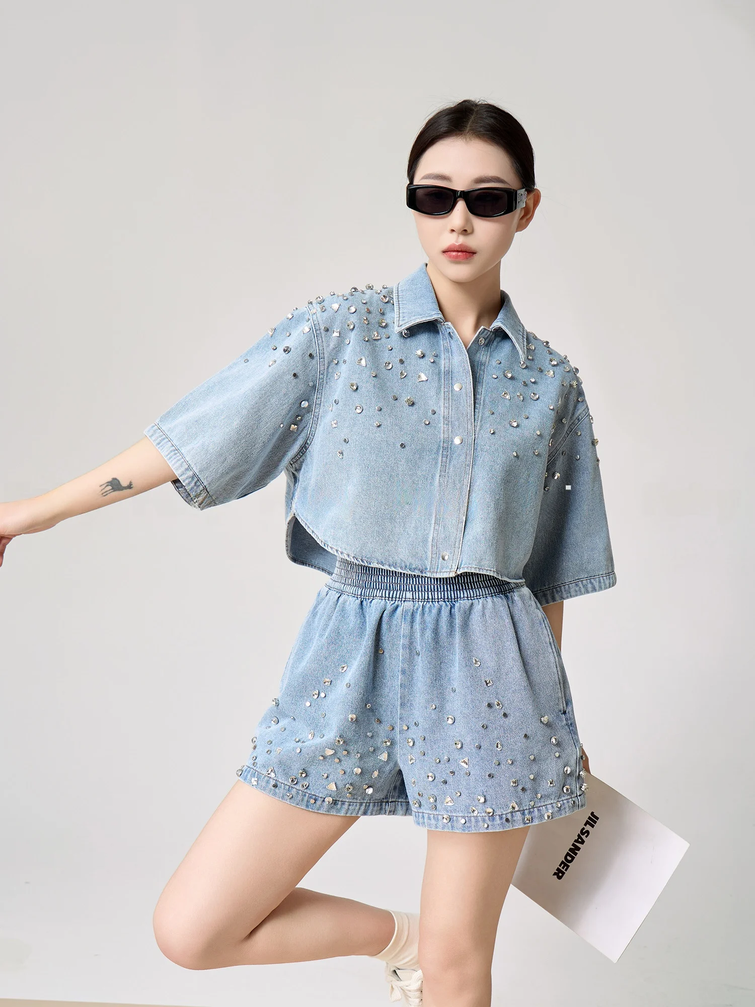 

Синий джинсовый комплект с камнями: укороченный кардиган и шорты с высокой талией. Модный ретро-стиль.