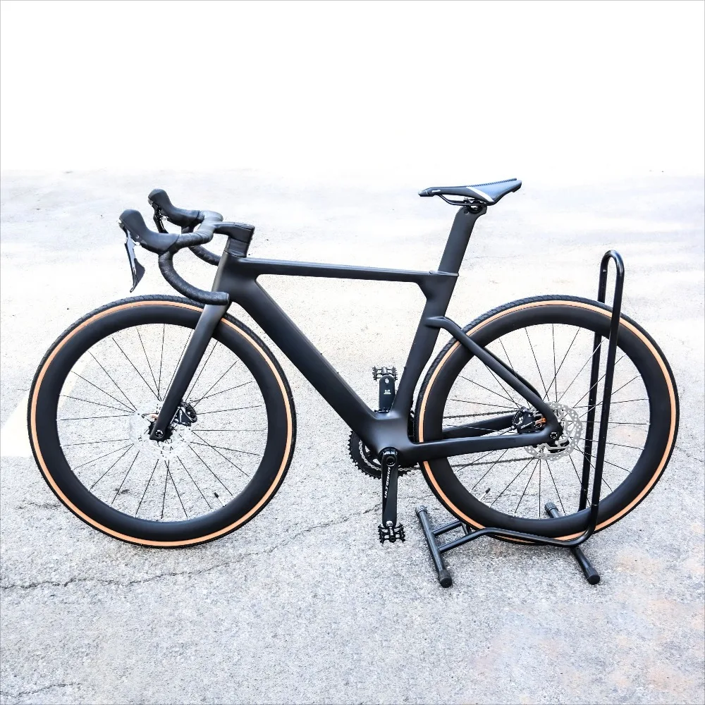 

Легкий интегрированный аэродинамический руль 700C для гоночного велосипеда, карбоновая рама, карбоновые колеса с гидравлическими дисковыми тормозами 160 мм.