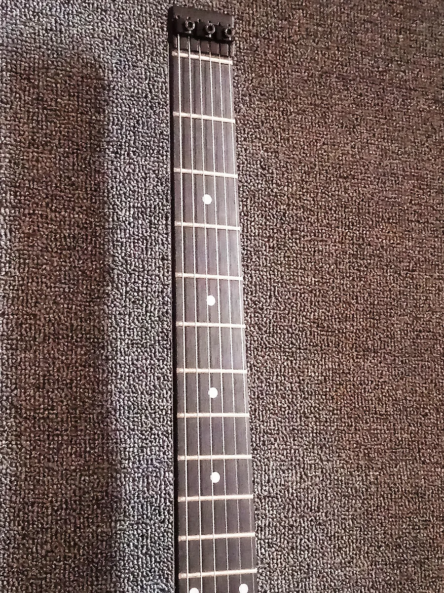 high quality Lion White Headless Electric Guitar 6-string 648mm scale length mahogany body maple neck fretboard with hardcase