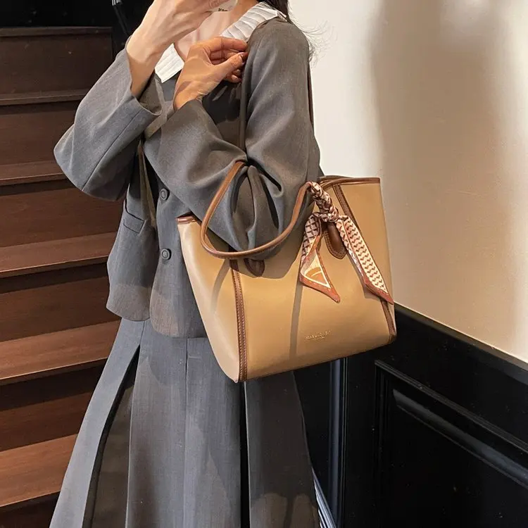 

2025 Summer 270 New Shoulder Tote Bag Versatile Fashion Small Square Bag Simple Texture Armpit Large Capacity Bag