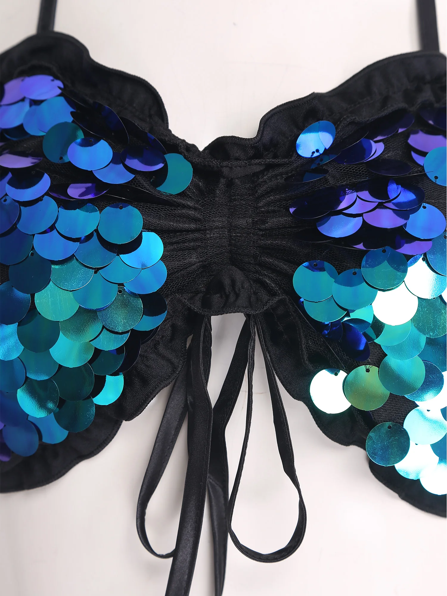 ชุดเต้นระบำหน้าท้องผู้หญิงประดับเลื่อมวิบวับ พร้อมเสื้อครอปผูกเชือกแบบผูกคอ + ผ้าคลุมสะโพกทรงสามเหลี่ยมประดับเลื่อมและพู่ห้อย พร้อมสายคาดเอว