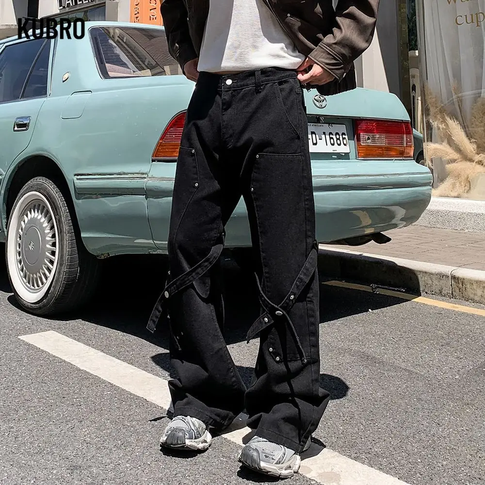 

American-style Black Jeans with A Small Curved Knife Are Designed To Make Men's and Women's Pants Look Taller and Longer Pants