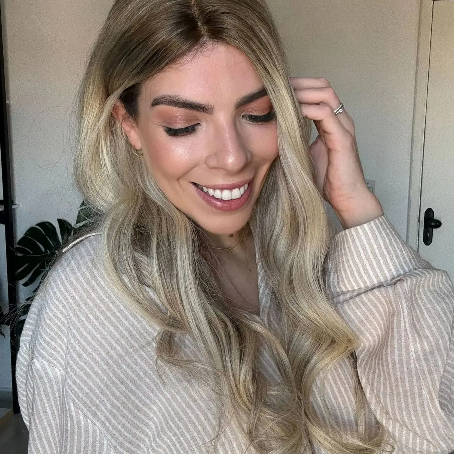 

13x4 Ombre Пепельно-русый Швейцарский HD Парик Фронта Шнурка Объемная Волна Бесклеевой Женский Парик Высококачественный Синтетический Парик Ежедневная Вечеринка Косплей Использование