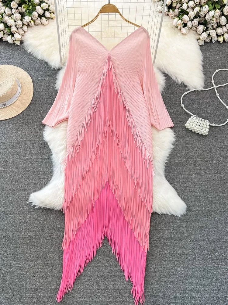 فستان أنيق بأكمام طويلة ورقبة على شكل حرف V وظهر مفتوح مع شراشيب متدرجة اللون وتصميم غير متماثل على الطراز الكوري، بحافة مطوي...