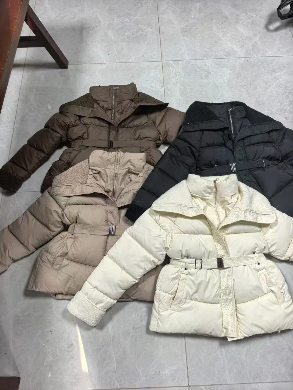 صوف الضأن تقسم سترة قطن مع حزام المرأة الخريف الشتاء الوقوف طوق سميكة قصيرة أبلى 2025 جديد معطف دافئ بأكمام طويلة