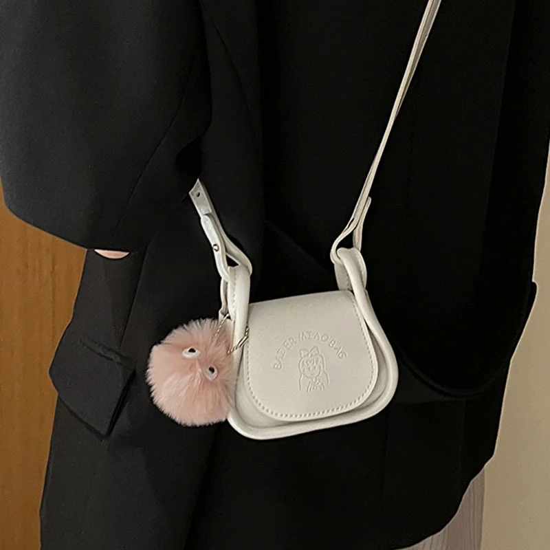 Umhängetasche mit kleinen Pelzball Sommer Trend Schulter Umhängetasche Mode Persönlichkeit Handtasche