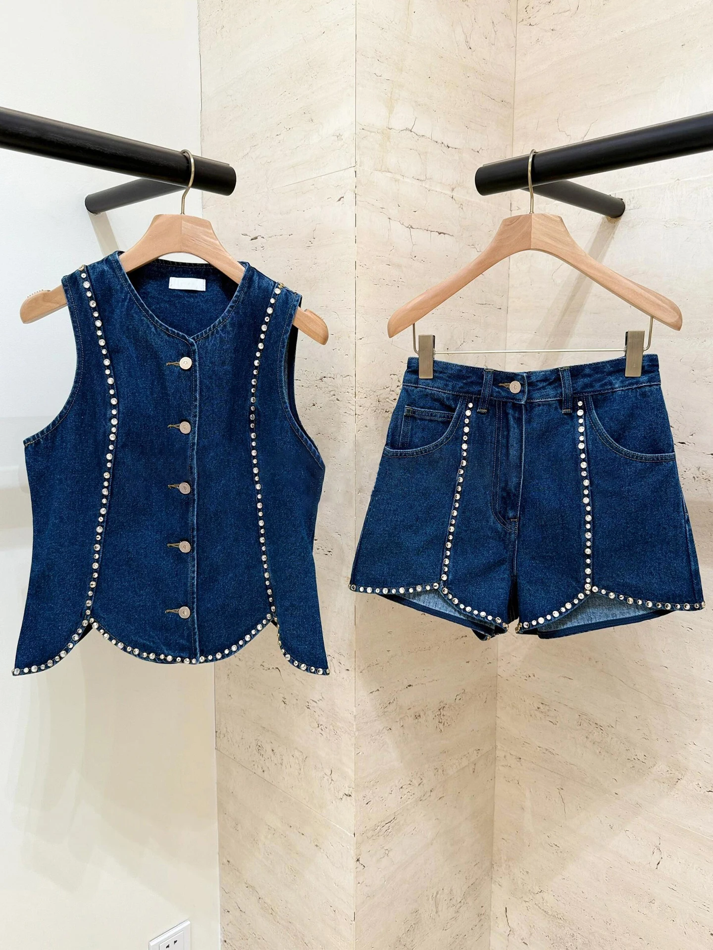 

Летний женский джинсовый комплект S Home South Oil: модный топ-жилет с бриллиантами и шорты, элегантный комплект из двух предметов