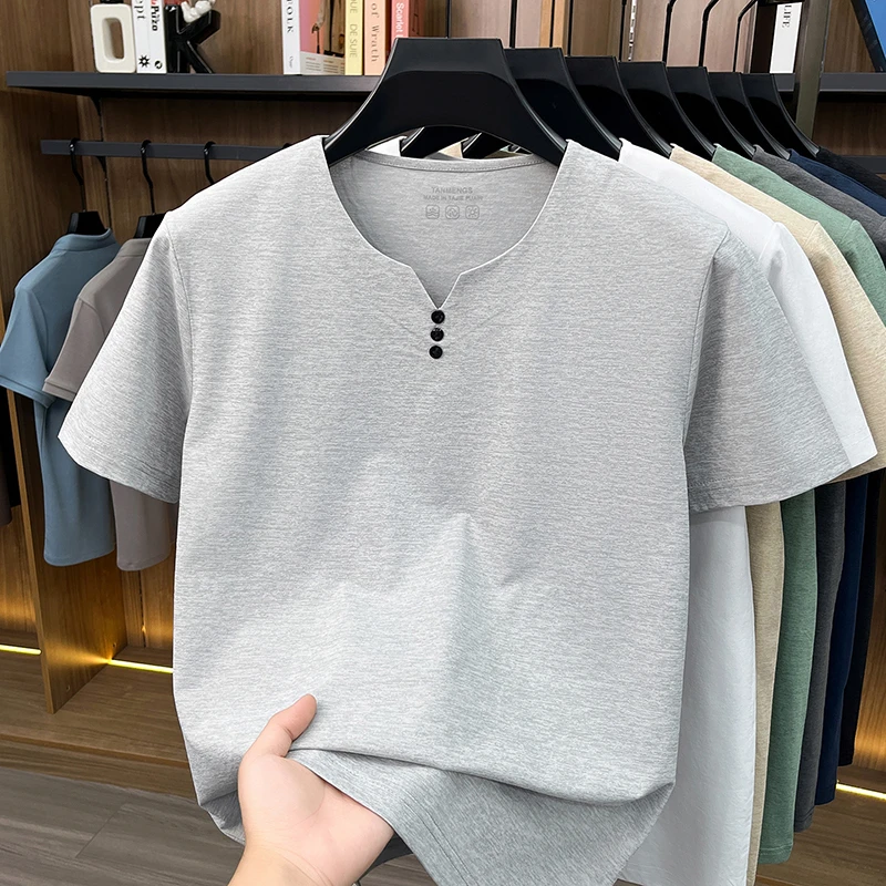 Herren-T-Shirt mit kurzem Arm und V-Ausschnitt, atmungsaktiv, bequemer Stoff für ganztägigen Komfort, lässiger Stil und Alltagskleidung. – Detail 5