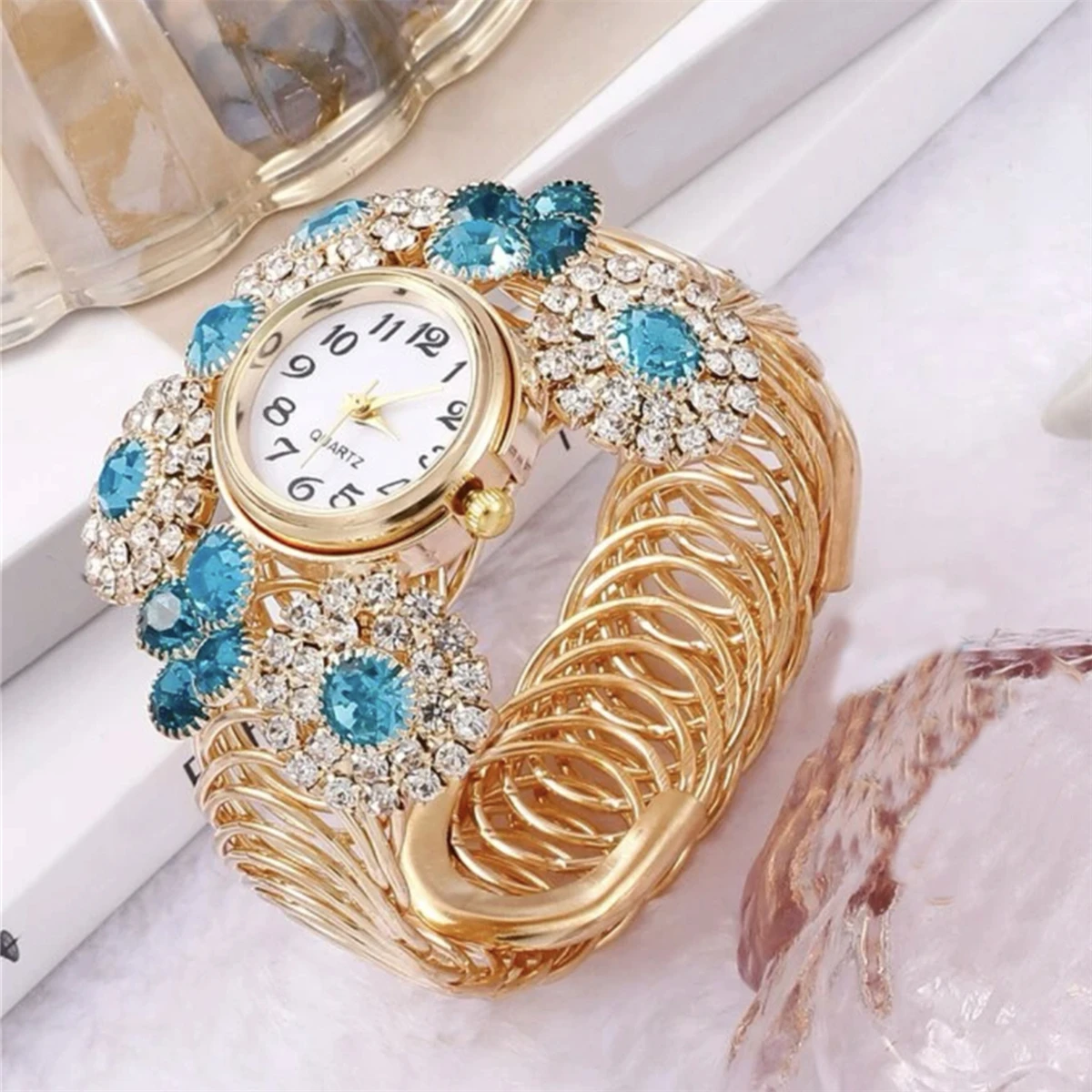 6pcs set of personalized luxury women\'s bracelets, bracelets, quartz watches, trendy and fashionable full diamond versatile holi