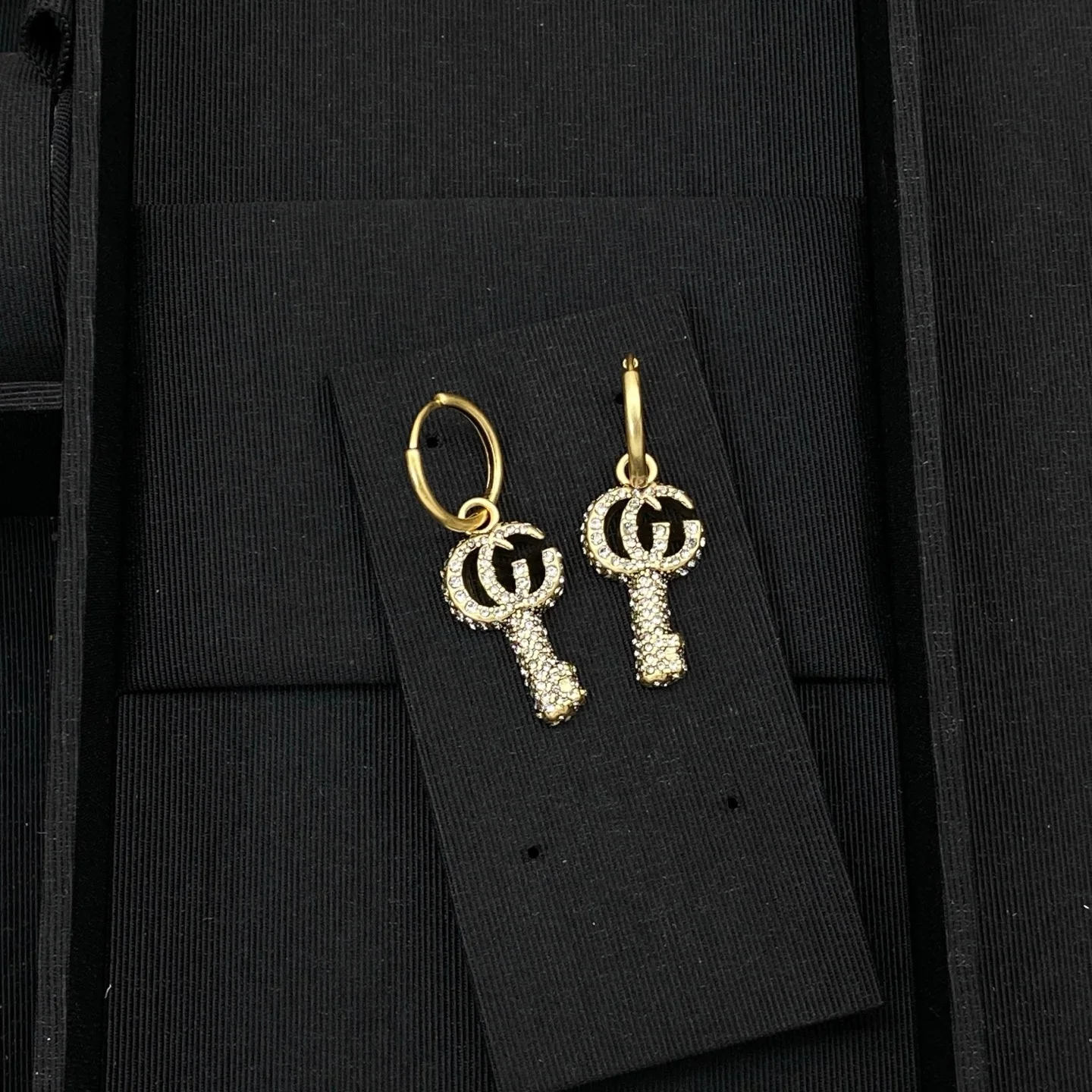 

Новые модные и универсальные серьги в стиле ретро 2026 года, подходящие для любого случая