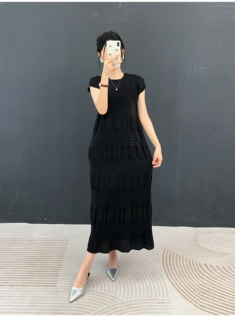 Miyake Plissee-Kleid Elegantes Weißes Mehrlagiges Sommer-Damen-Freizeitkleid Langes Maxikleid Strukturiertes Schmal Geschnittenes Schickes Alltagskleid – Detail 23